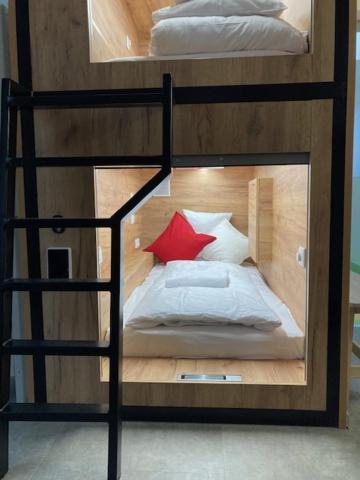 Capsule Hostel Andel Centre Spirit Prague Extérieur photo